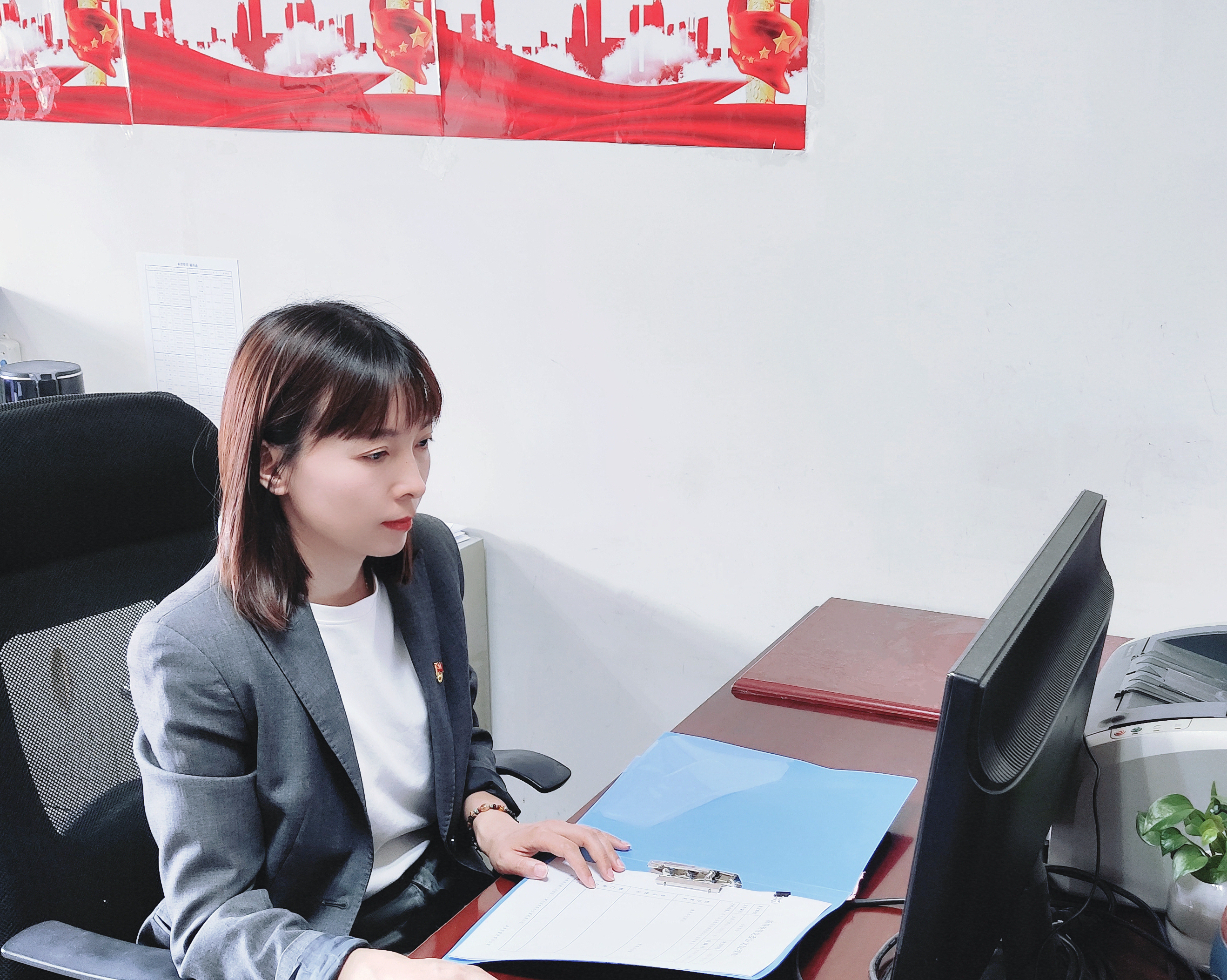 新誉资管优秀党务工作者推荐-艾英（工作照）.jpg